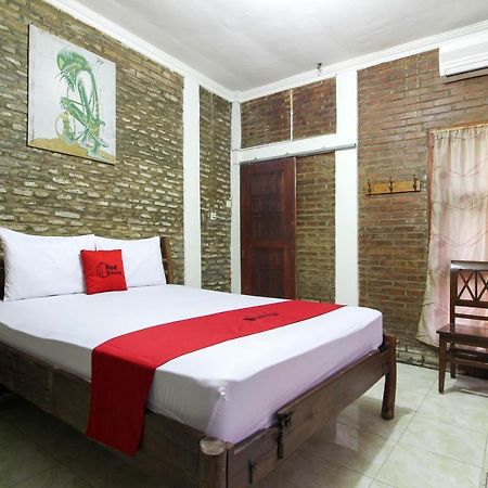 Reddoorz Near Rumah Sakit Wirosaban Salakan Екстериор снимка