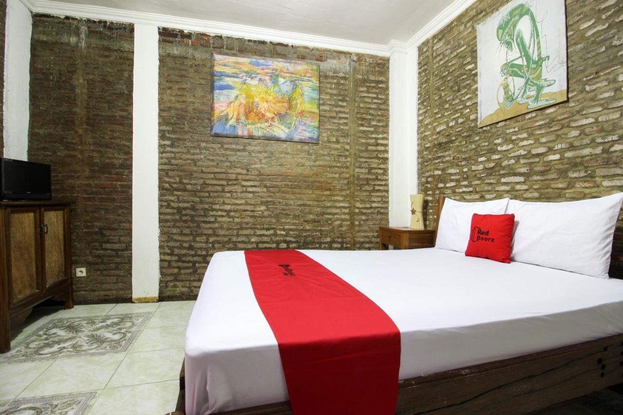 Reddoorz Near Rumah Sakit Wirosaban Salakan Екстериор снимка